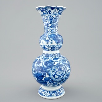 Un vase de forme double gourde en porcelaine de Chine bleu et blanc aux papillons, Kangxi